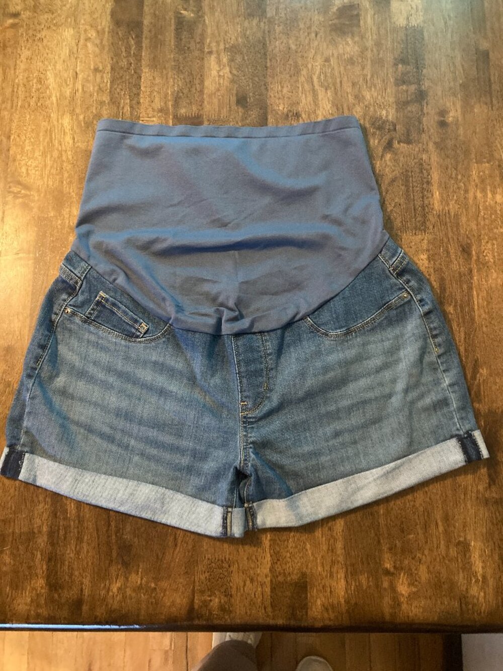 Levi Strauss Maternity Mid Rise Cuffed 3 1/2 Inseam Denim Short Large NWOT!